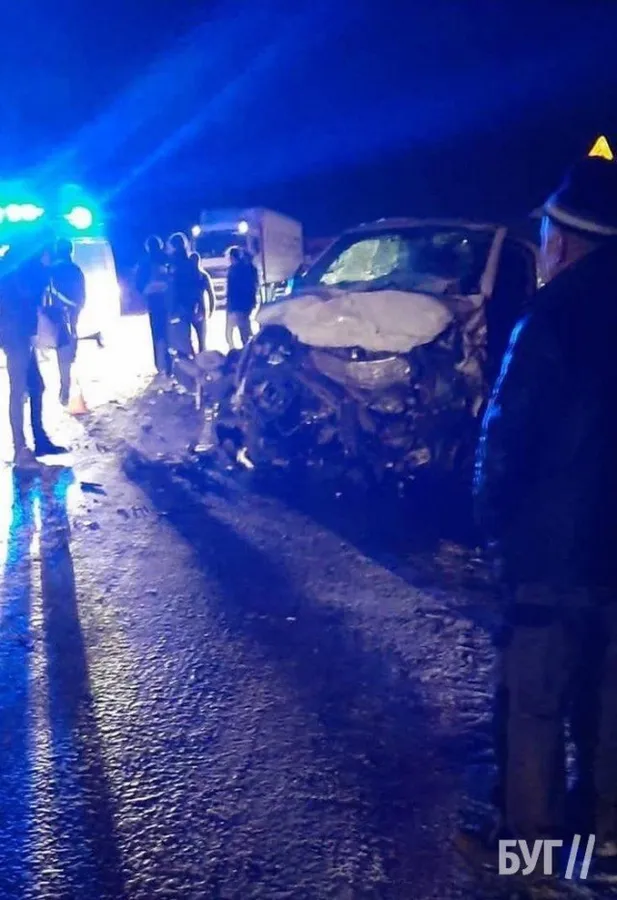 Рух ускладнено: на трасі поблизу Володимира розтрощили буса (фото)