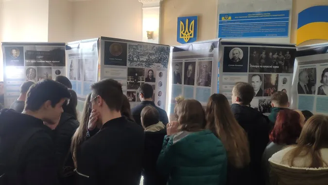 У колишньому обкомі комуністичної партії в Луцьку розповідають про Бандеру
