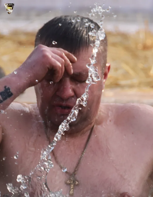 Відомі волиняни показали, як пірнали в ополонки на Водохреще (фото)