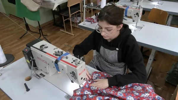 Луцькі студентки шиють спідню білизну для поранених бійців у госпіталях (відео)