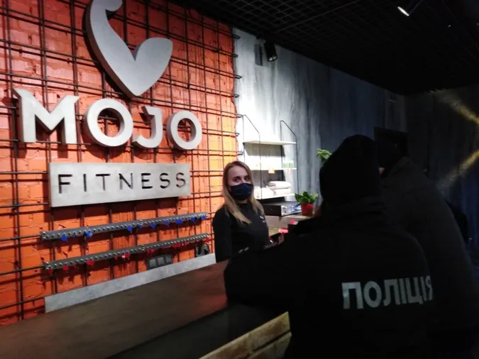 У Луцьку на дотримання протиепідемічних обмежень перевірили 18 популярних закладів (фото)