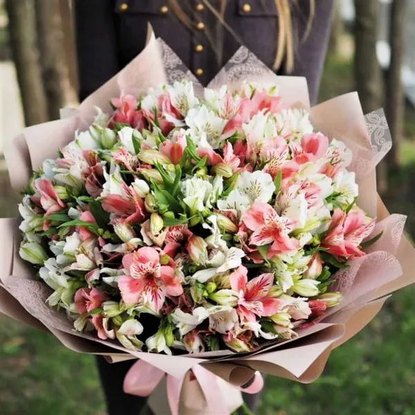 Лайфкахи від Flowers.ua: як обрати букет квітів та доглядати за ним*