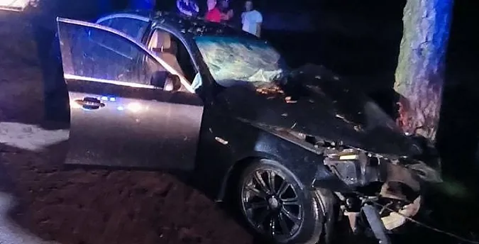 На Волині водія затиснуло в автівці після зіткнення з деревом (фото)