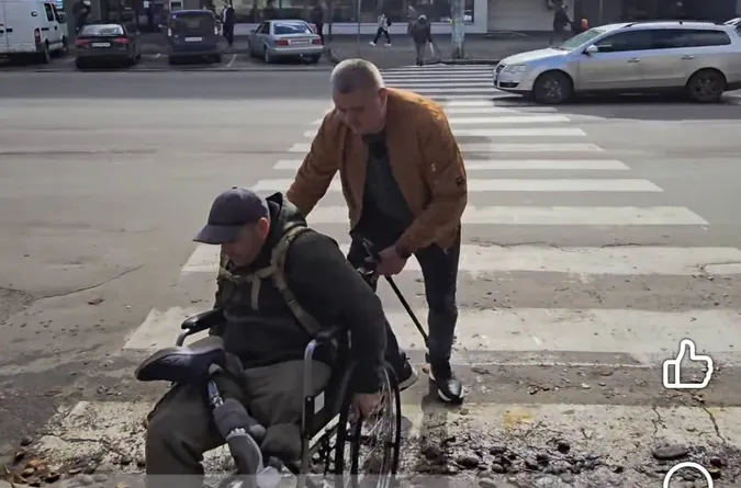 Люди не встигають перейти: у Луцьку змінять роботу світлофора біля обласної лікарні (відео)