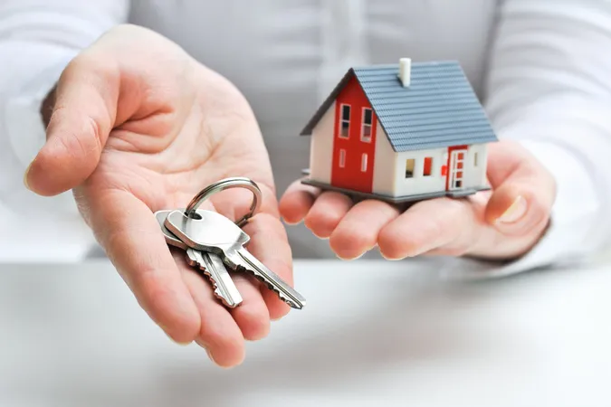 У Луцьку колишній власник проданої за борги квартири судиться з держвиконавцями