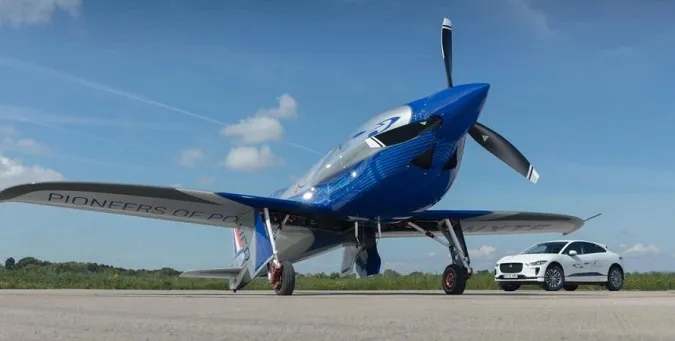 Компанія Rolls-Royce випустила в небо свій перший електричний літак (відео)