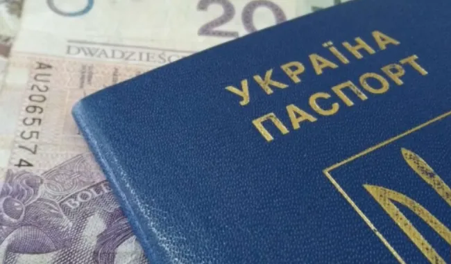 Деякі українки можуть отримати від Польщі 4000 доларів: умови