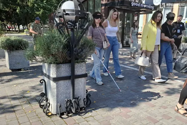 Дискримінація незрячих? – у Луцьку пройшла нова хода безбар’єрності (фото)