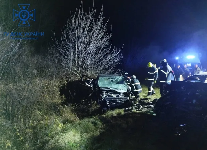 Смертельна ДТП на Волині: живого і мертвого водіїв витягали з автівок рятувальники (фото, відео)