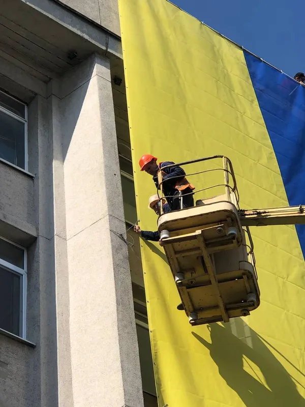В окупованому Херсоні на будівлі міськради вивісили величезний прапор України (фото)