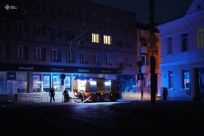 Спецтехніка, рятувальники і дрони: що сталося під ранок в центрі Луцька (фото)