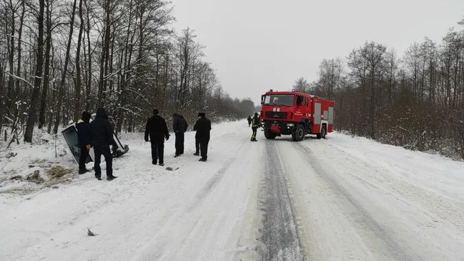 На Волині злетів у кювет і перекинувся мікроавтобус (відео)