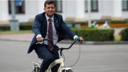 Ви хочете, щоби мене грохнули? — Зеленський про те, чому не їздить на велосипеді (відео)
