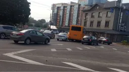 Рух ускладнено: біля «Яровиці» стукнулись Lada та маршрутка (фото, оновлено)