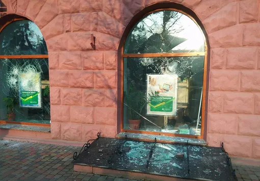 У Луцьку побили вікна у відділеннях двох російських банків (фото)