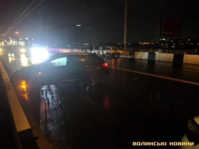 4 авто і слизька дорога: у Луцьку на мосту трапилася ДТП (фото)