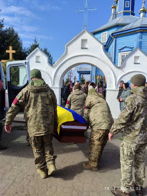 Дві громади у жалобі: на Волині в останню дорогу провели захисника Андрія Гудика (фото)
