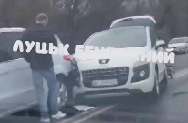 На дорозі – затор: у Луцьку сталася ДТП на Набережній (відео)