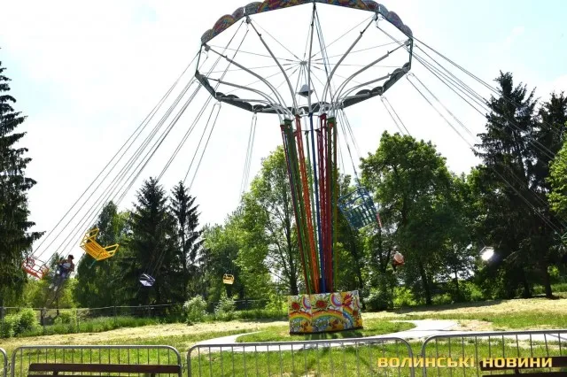 У луцькому парку запрацювали нові атракціони (фото)
