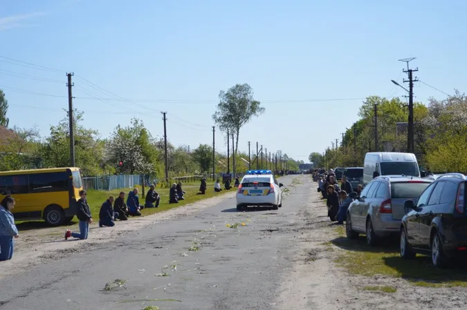У рідному селі навколішки зустріли загиблого волинського захисника (фото)