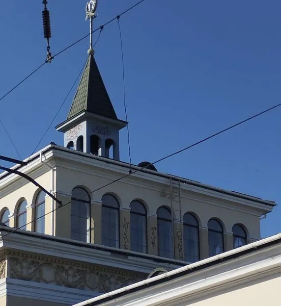 У Ковелі діти розмалювали вокзал дивними знаками, «бо було сумно» (фото)