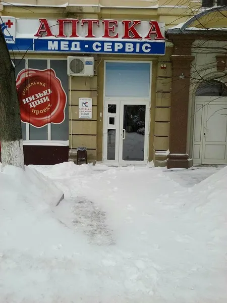 «Кому треба, той долізе»: як луцькі підприємці «чистяться» від снігу (фото)
