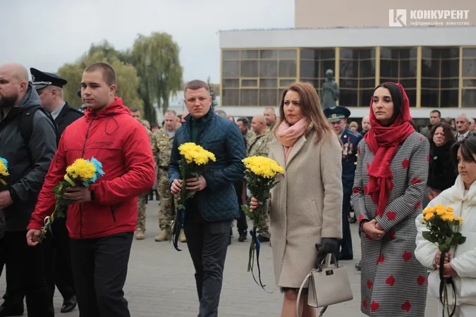 У Луцьку поклали квіти до стели загиблим захисникам України (фото, відео)