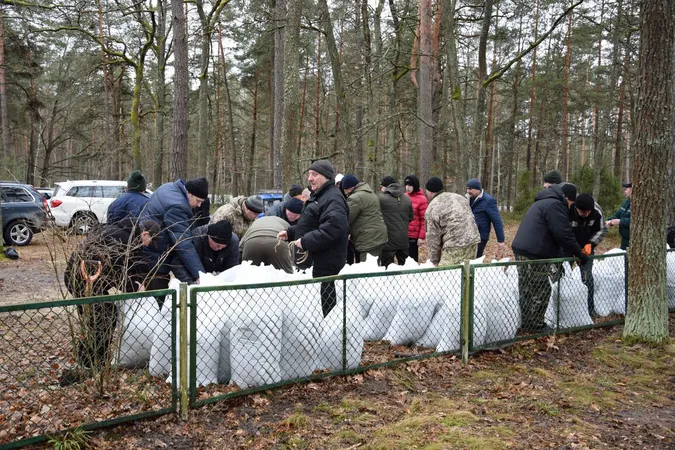 На Волині силовики і місцеві жителі облаштовують фортифікаційні споруди (фото)