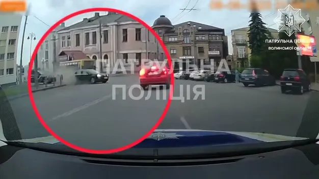 У центрі Луцька п'яний водій маршрутки потрапив у ДТП (відео)