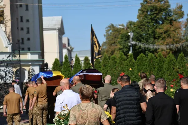 У Луцьку в останню дорогу провели двох Героїв – Артема Біломоїна та Вадима Попишова (фото)
