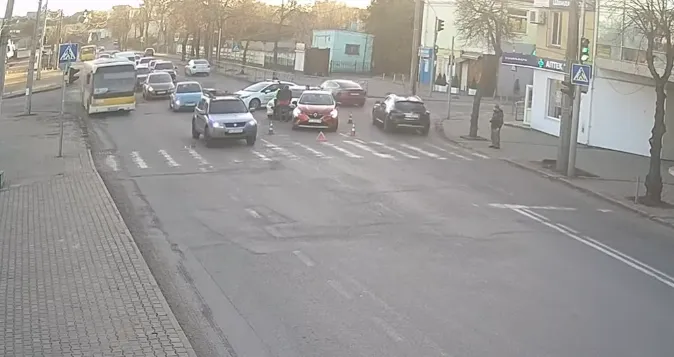 Не встиг загальмувати: біля Старого ринку в Луцьку сталася ДТП перед пішохідним переходом (відео)