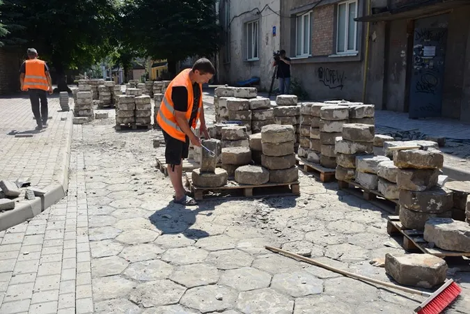 Як на вулиці Пушкіна в Луцьку повертають «трилінку» (фото)