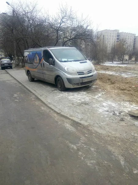 Бордюри ніби медом помазані: муніципали показали автохамів (фото)