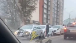 Дорога – паралізована: у Луцьку зіткнулися чотири автівки (відео)
