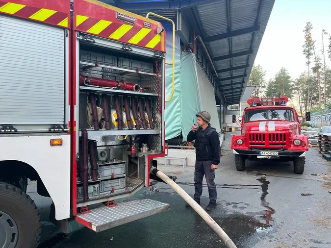 Атака на Київщину: на підприємстві спалахнула пожежа (фото)