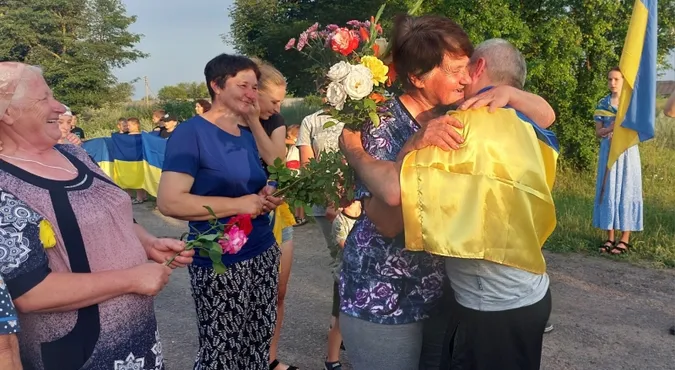 Усмішки крізь сльози: на Волинь з полону повернувся Леонід Карига (фото)