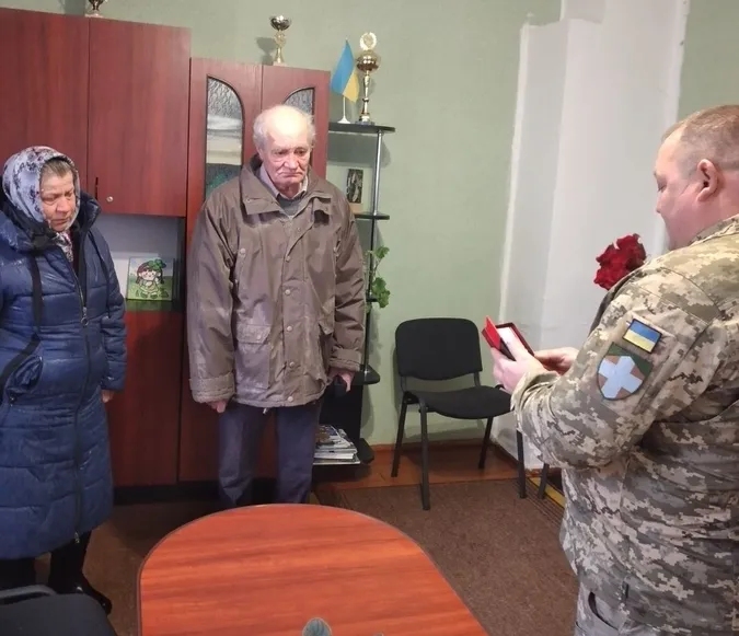 На Волині рідним загиблого воїна вручили його почесний орден «Хрест Героя»