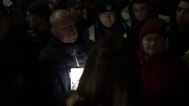 Знову сутички: муніципали зрізають «болгарками» паркан навколо ринку. Базарники перешкоджають (відео)