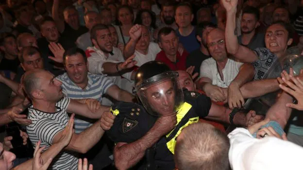 Гумові кийки та сльозогінний газ:  у Грузії штурмують  парламент (відео)