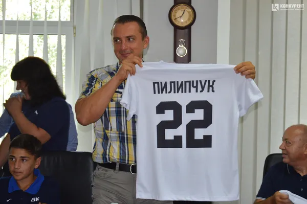 Гру луцьких футболістів «Підшипника» з Філіппінами дивився Президент України*