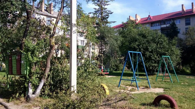 Біля дитмайданчика встановили електроопори: мешканці написали заяву в поліцію. ФОТО