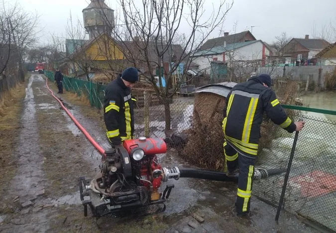 На Волині продовжують відкачувати воду з приватних домоволодінь (фото)