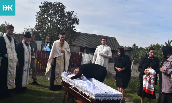 «На щиті» Героя привіз брат: на Волині попрощалися з воїном Віктором Гудьком (фото)