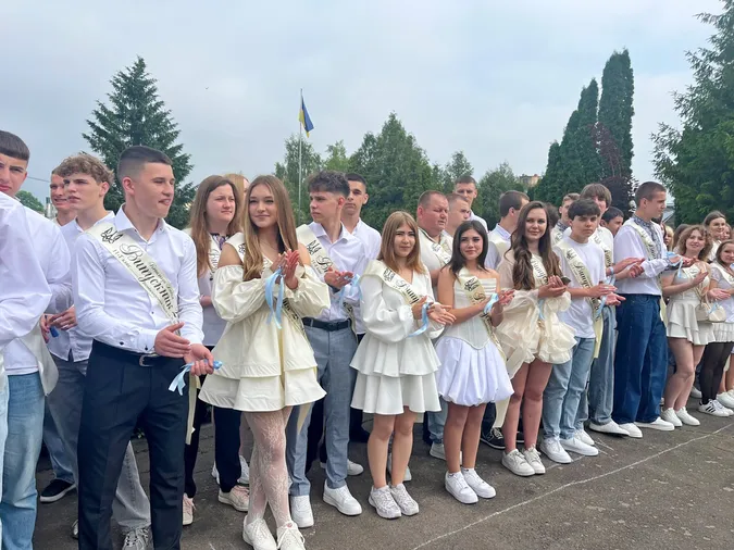 У Володимирських закладах освіти пролунав останній дзвоник (фото)