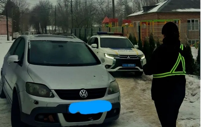 «Швидка» не могла проїхати: у Нововолинську водій загородив проїзд до пологового