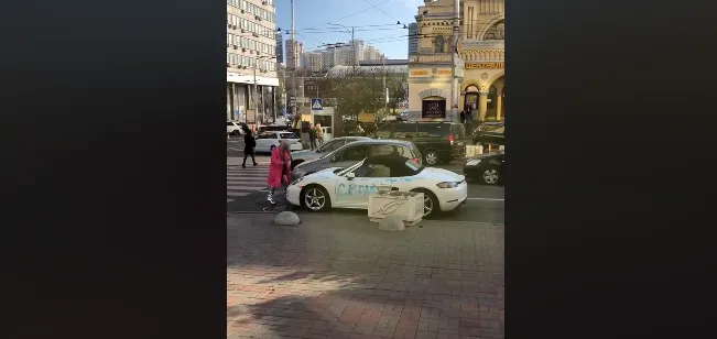 Гламурна білявка сокирою розтрощила дорогу іномарку (відео)