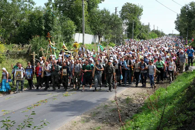 Віряни пішки вирушать із Луцька до Почаєва 
