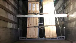 У «Домановому» у вантажівці зі склопакетами знайшли партію сигарет (фото, відео)