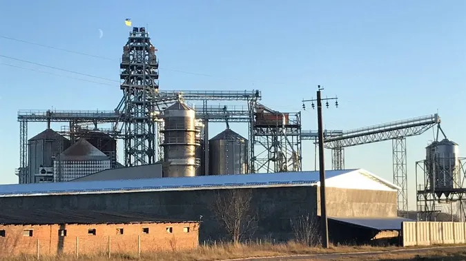 Забруднює повітря: на Волині селяни бідкаються на кукурудзяне лушпиння (фото, відео)