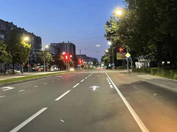 На проспекті Соборності в Луцьку завершують нанесення розмітки (фото)